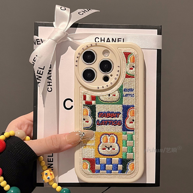 创意彩色刺绣宫格兔子小熊适用苹果16ProMax手机壳新款iPhone15pm