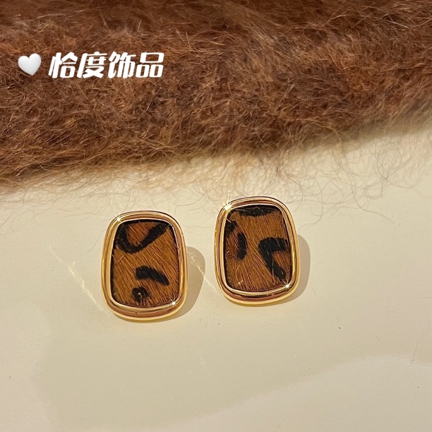 铜合金耳饰 极简轻奢设计感豹纹毛毛几何耳钉B78