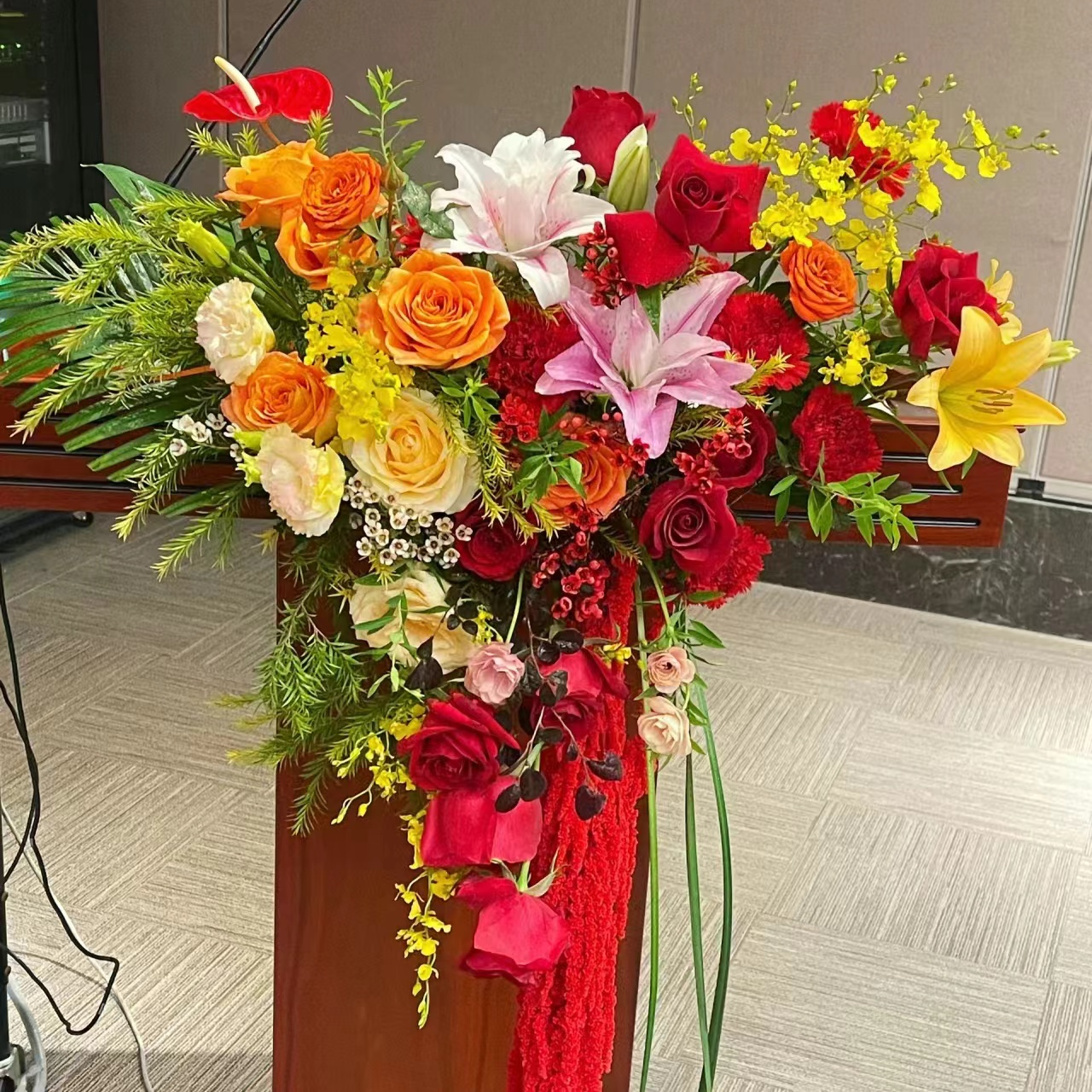 百合玫瑰混搭讲台花