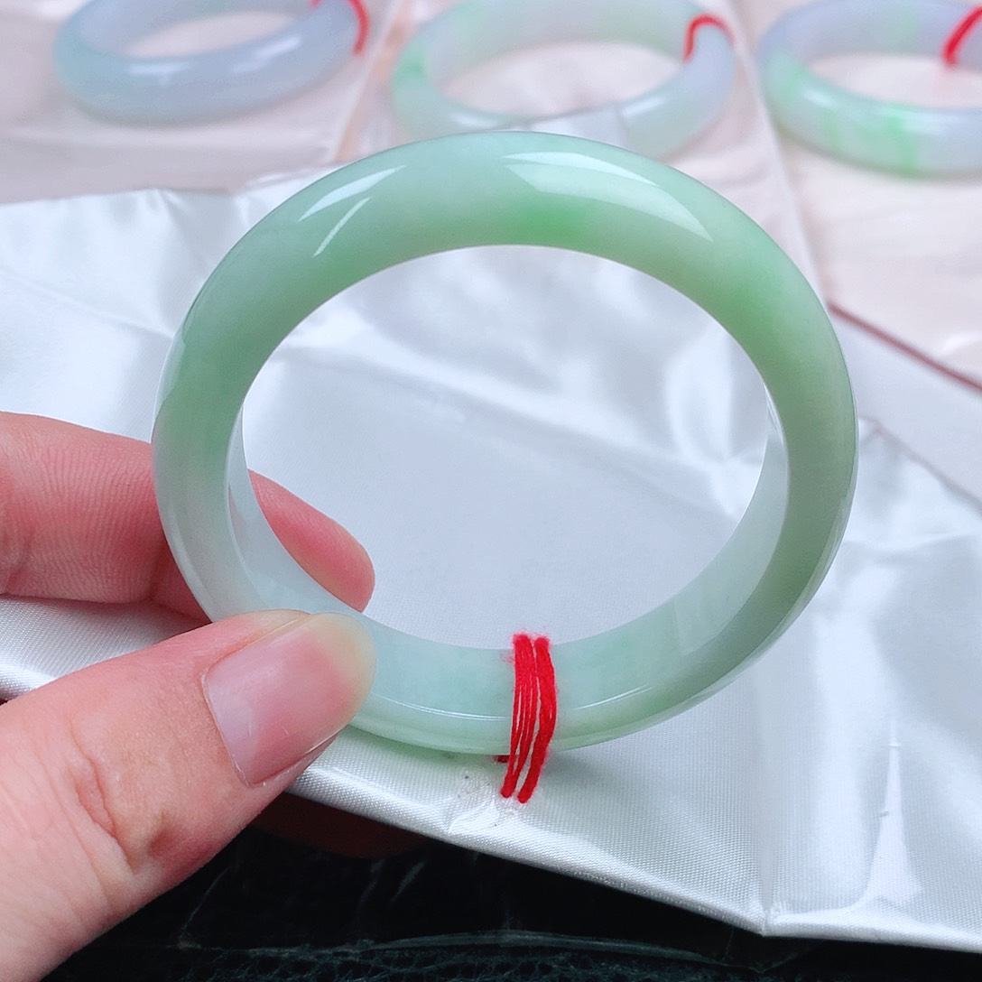 翡翠手镯未镶嵌。。。