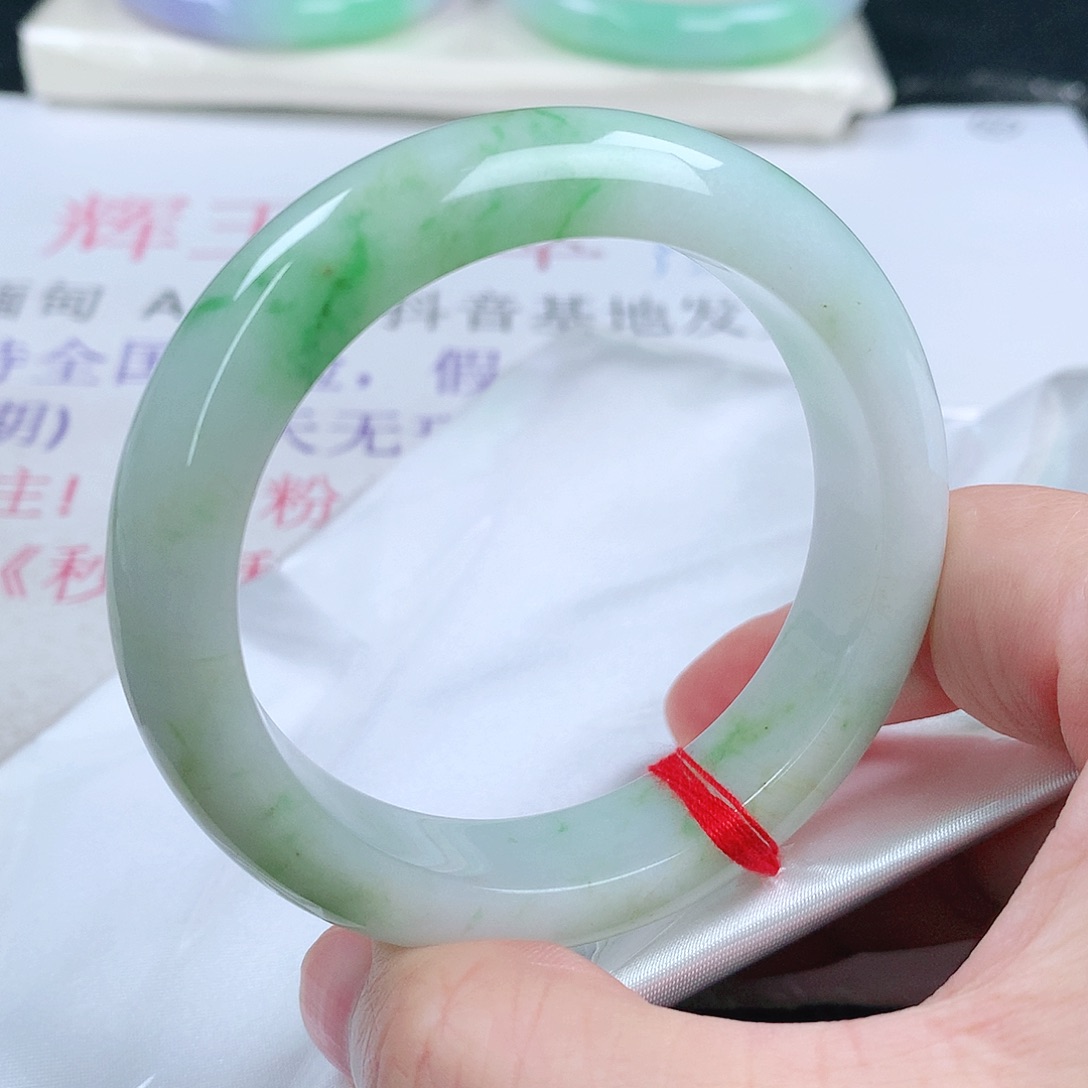 翡翠手镯未镶嵌。。