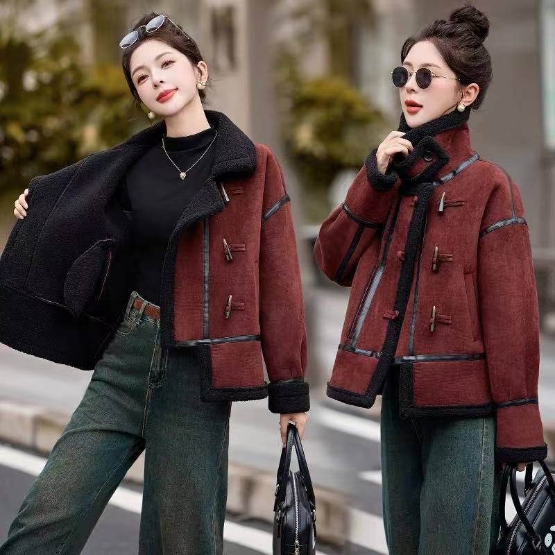 2024年秋冬时尚百搭休闲简约保暖翻领皮毛一体牛角扣短款加厚外套