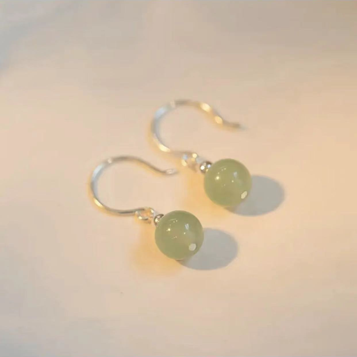 天然高冰东陵玉时尚弯勾耳饰