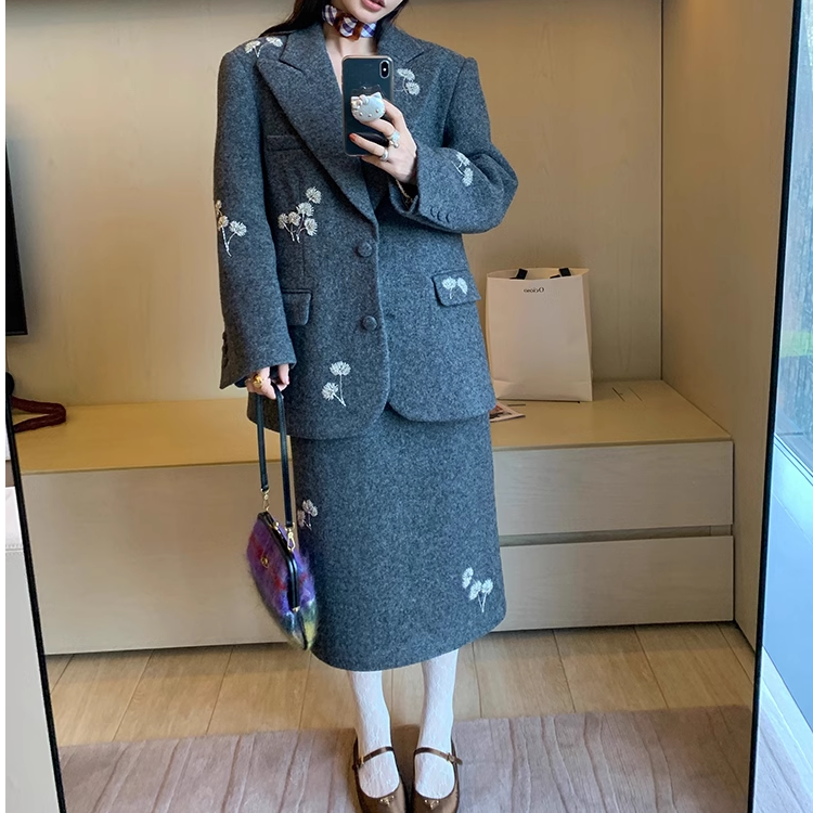 【羽儿家】周美美 静谧高质感羊毛手工钉珠花西装外套半裙套装