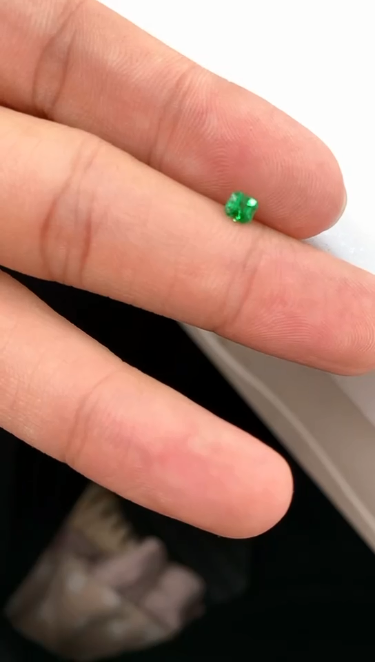 【闪购商品】石榴石（沙弗莱）裸石未镶嵌一粒30分