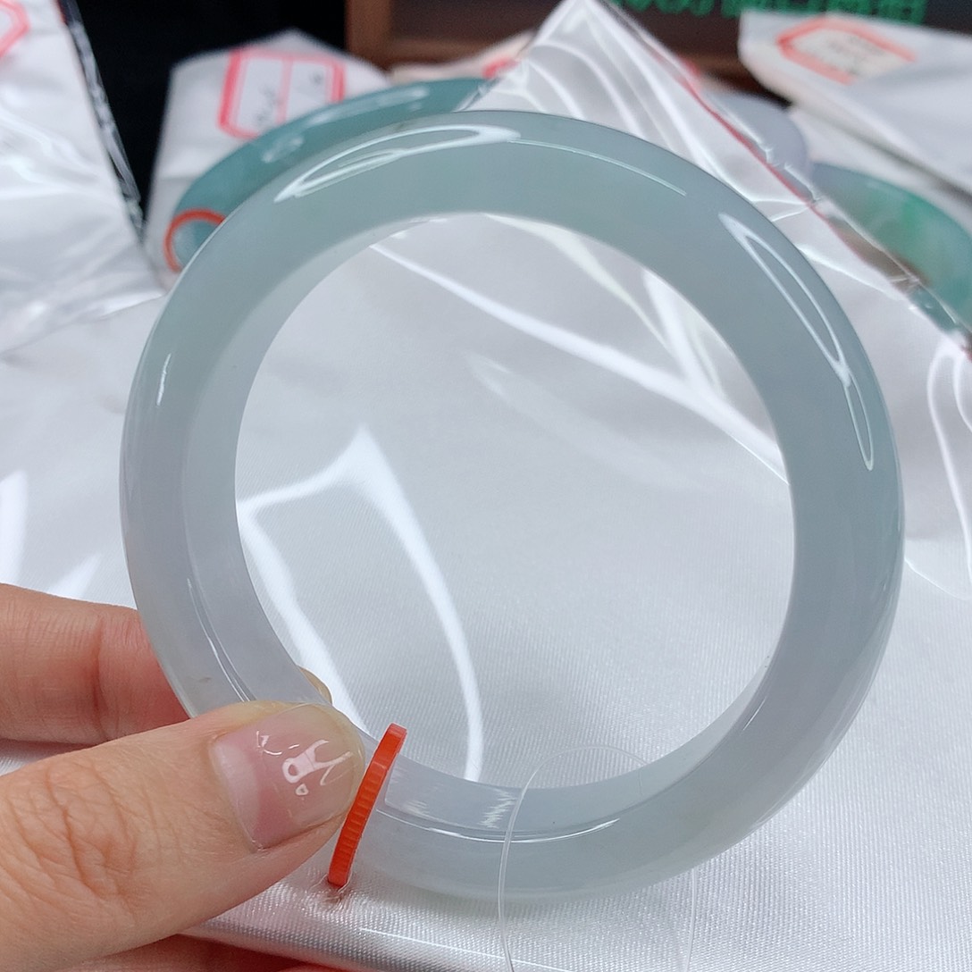 翡翠手镯未镶嵌56圈