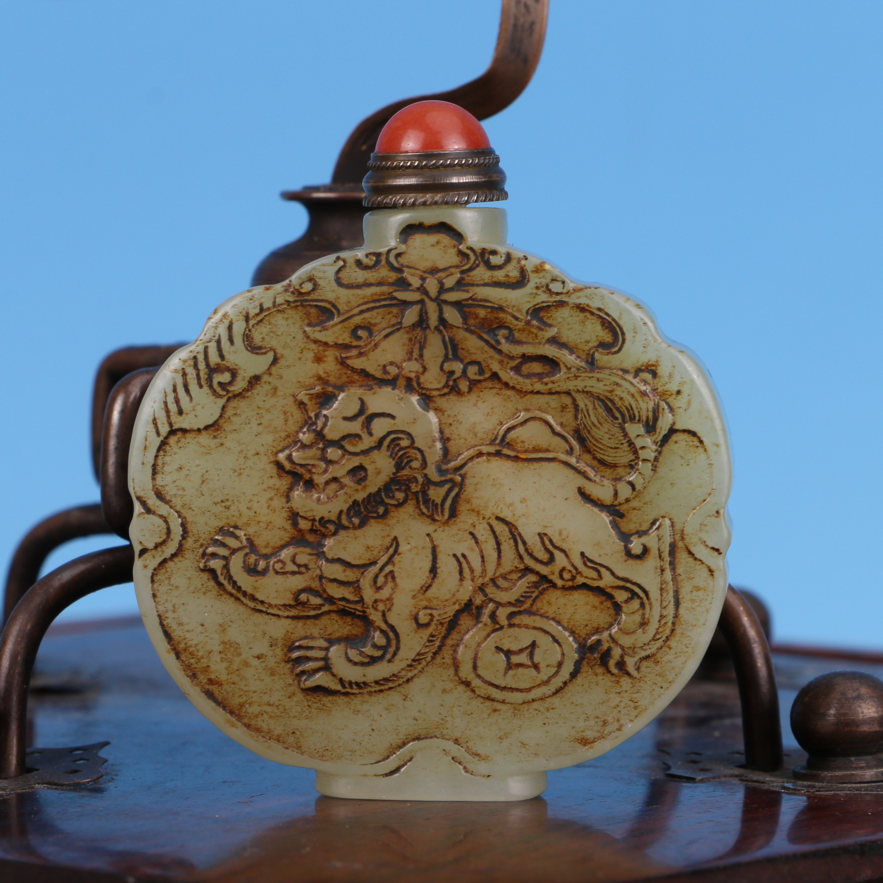 Lot34 清  和田玉狮子滚绣球鼻烟壶