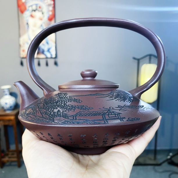 宜兴高端名家紫砂壶 老紫泥山水提梁茶壶