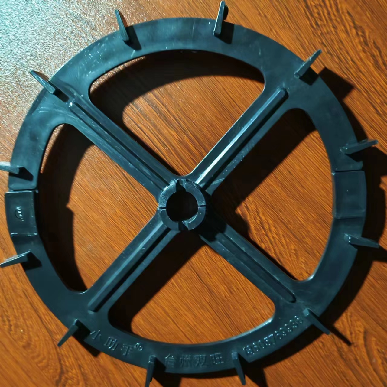 播种机的带动轮子。