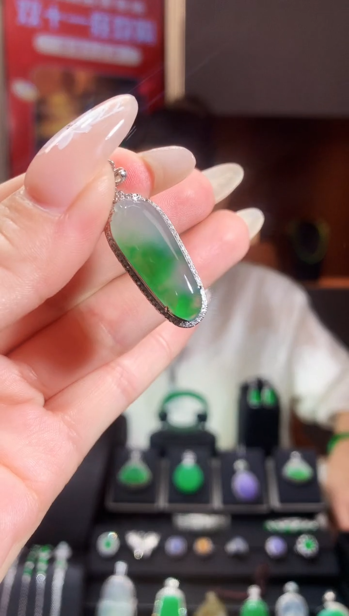 【闪购商品】翡翠吊坠(不含链)18K金镶嵌福瓜吊坠