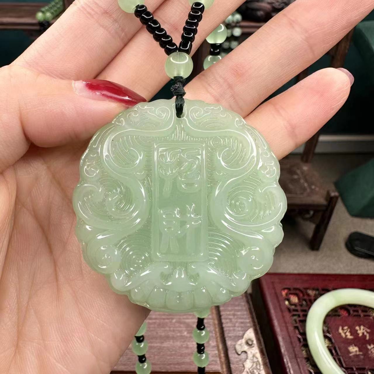 2025夏季新款P8时尚百搭绿色精美吊坠招财牌XL704
