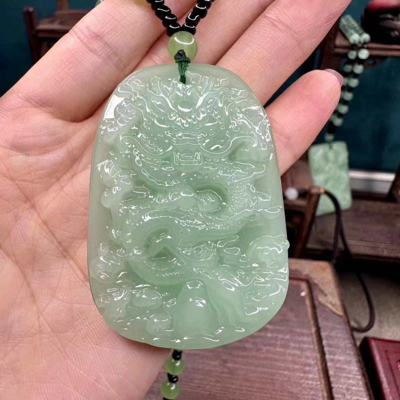 2025夏季新款P8时尚百搭经典绿色吊坠龙牌XL712