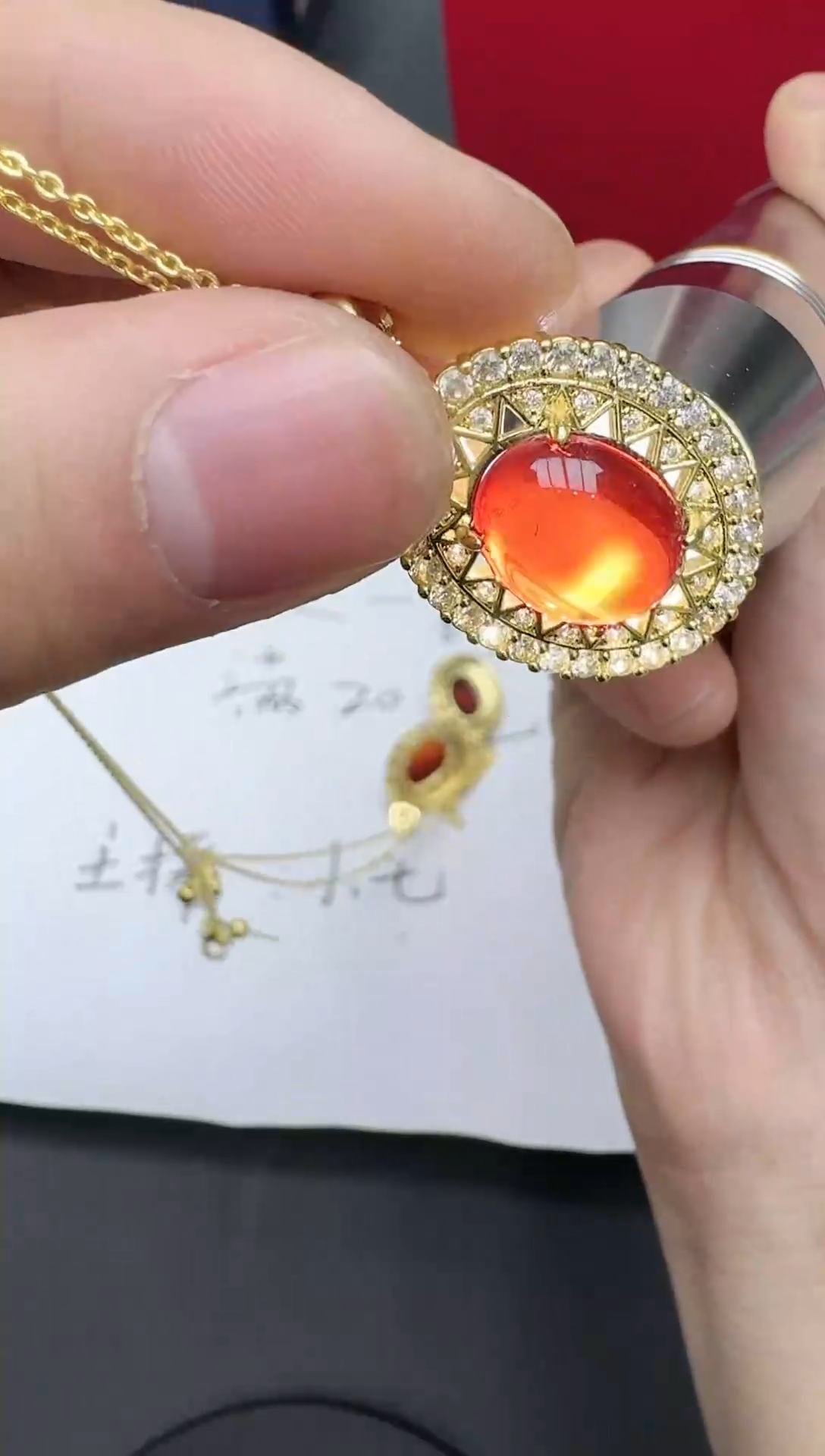 【闪购商品】血珀吊坠(赠链)18K金镶嵌444