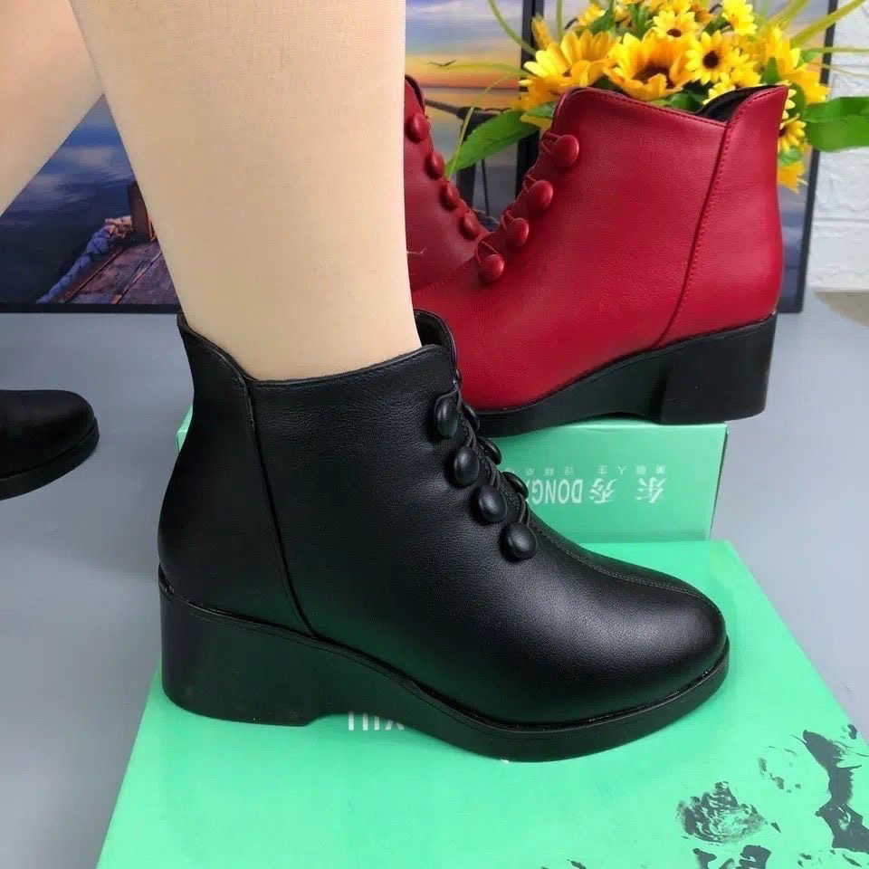 冬季新款软皮坡跟平底防滑妈妈鞋短靴中年女靴子皮鞋加绒保暖女鞋