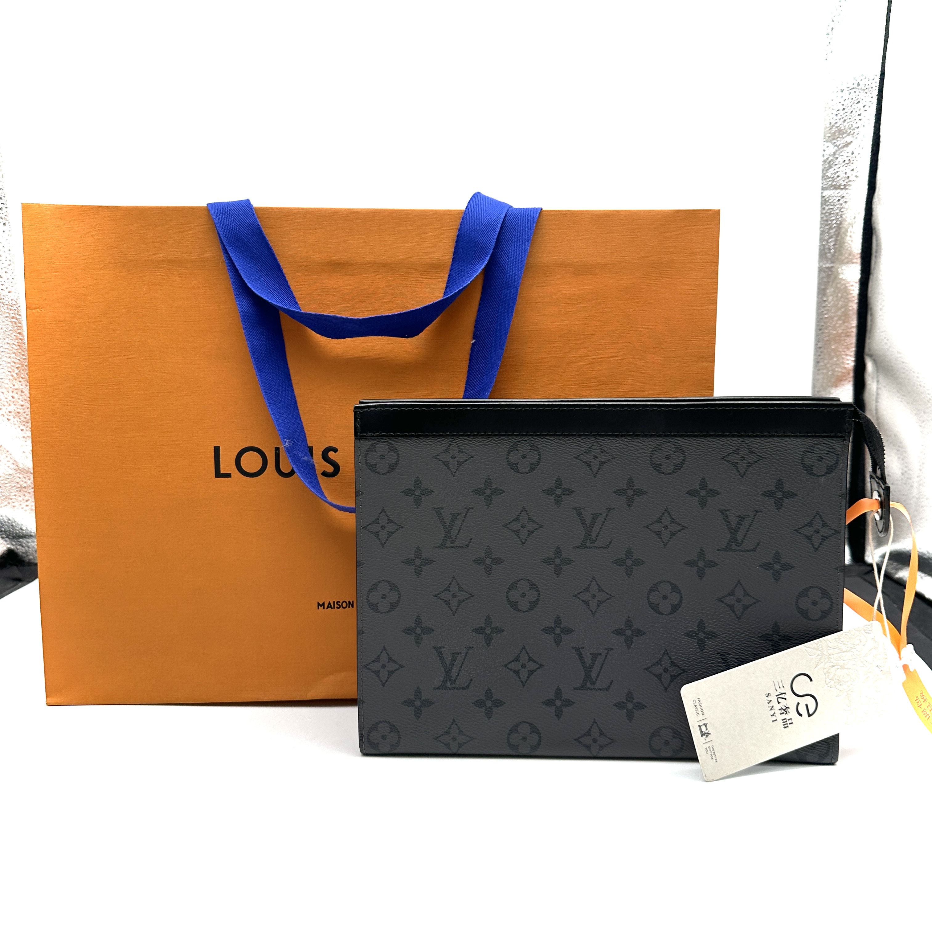 95新  LV枪色洗漱芯片款手拿包/E247