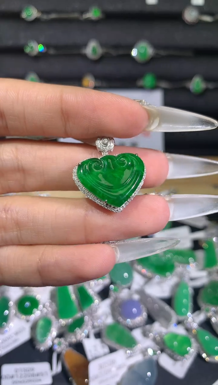 【闪购商品】翡翠颈饰18K金镶嵌爱心