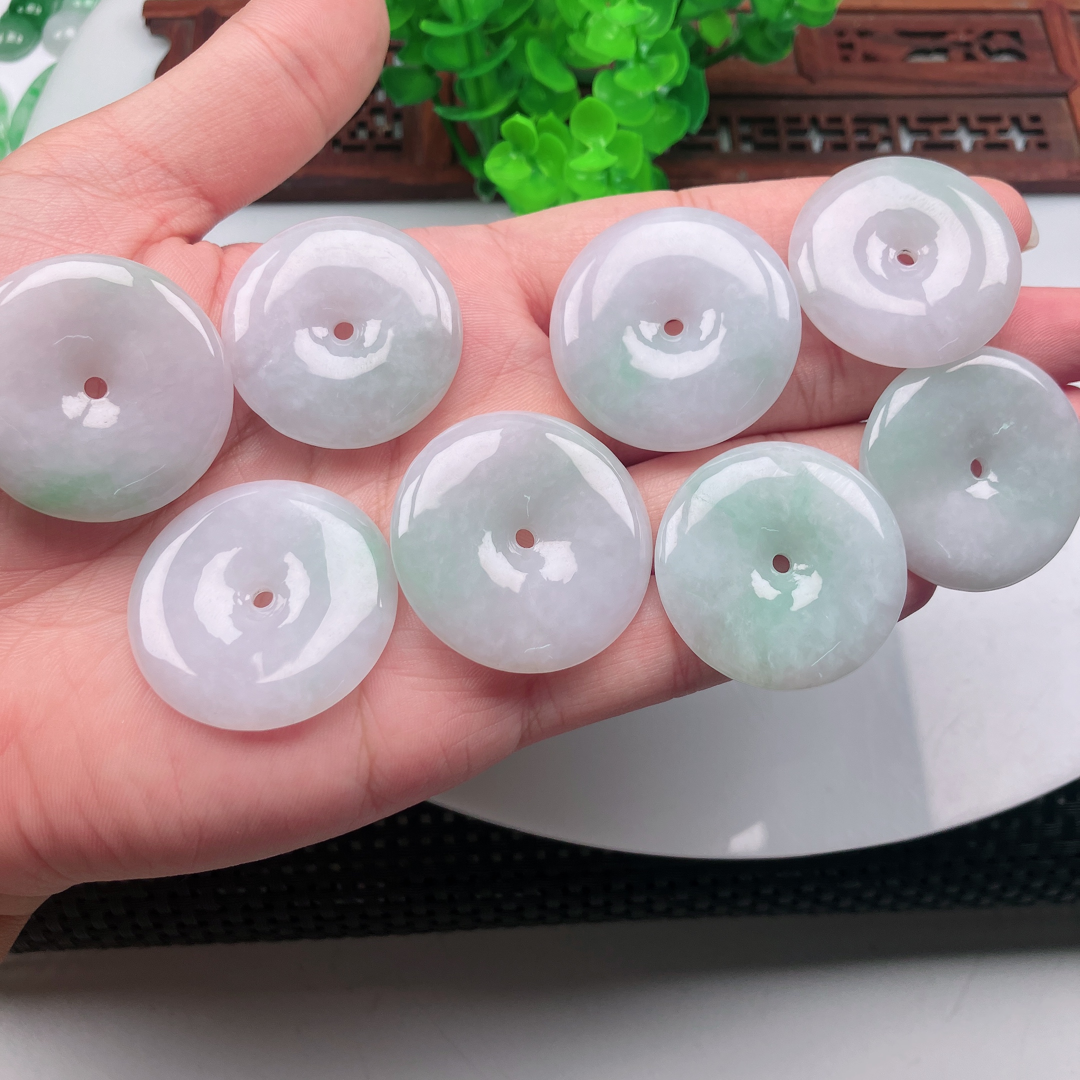 缅甸天然翡翠A货吊坠挂件飘花飘绿纯天然春彩平安扣多样性发一