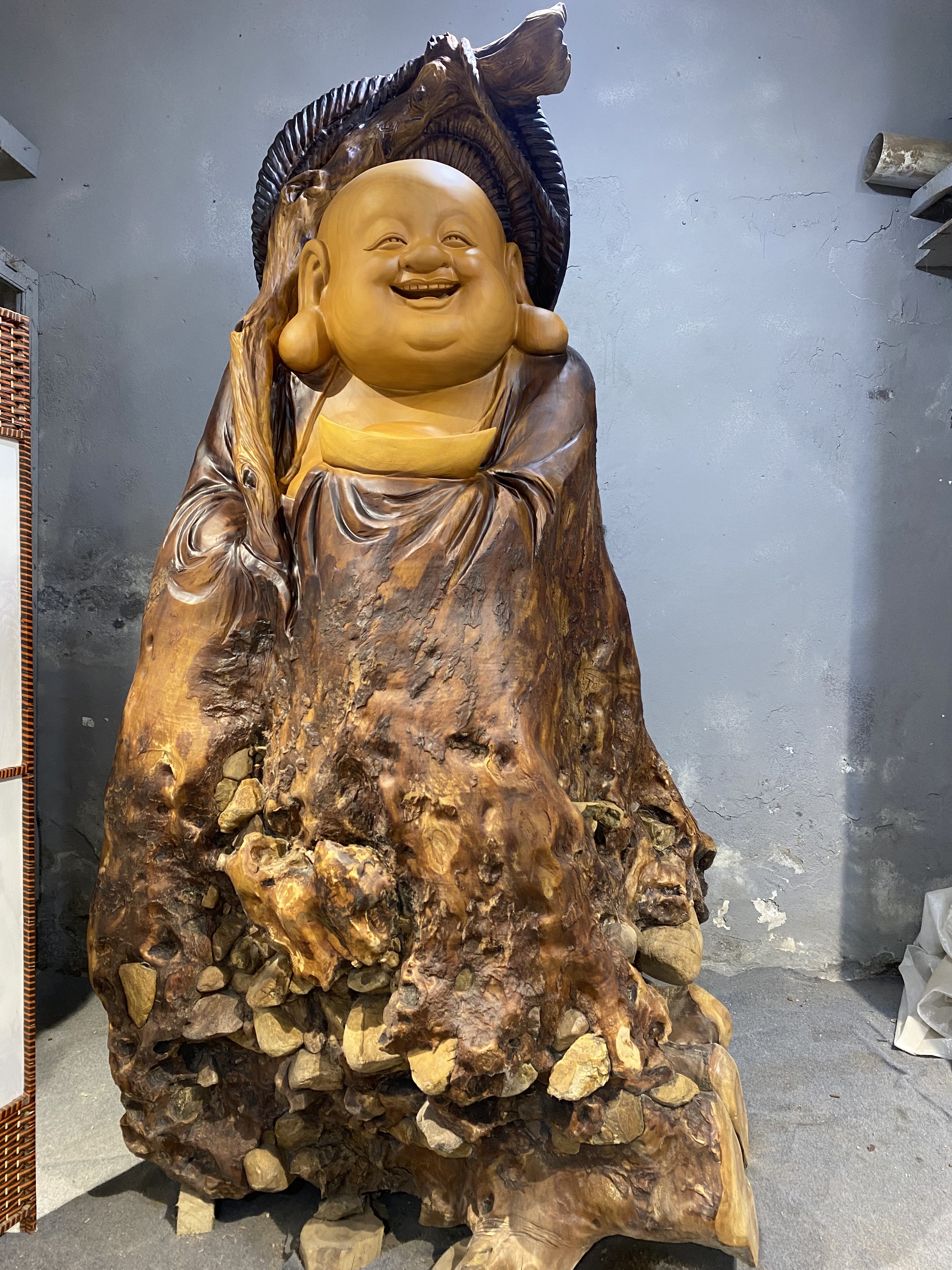 香樟木全实木一体成型天然卡石头弥勒，长150宽120高275