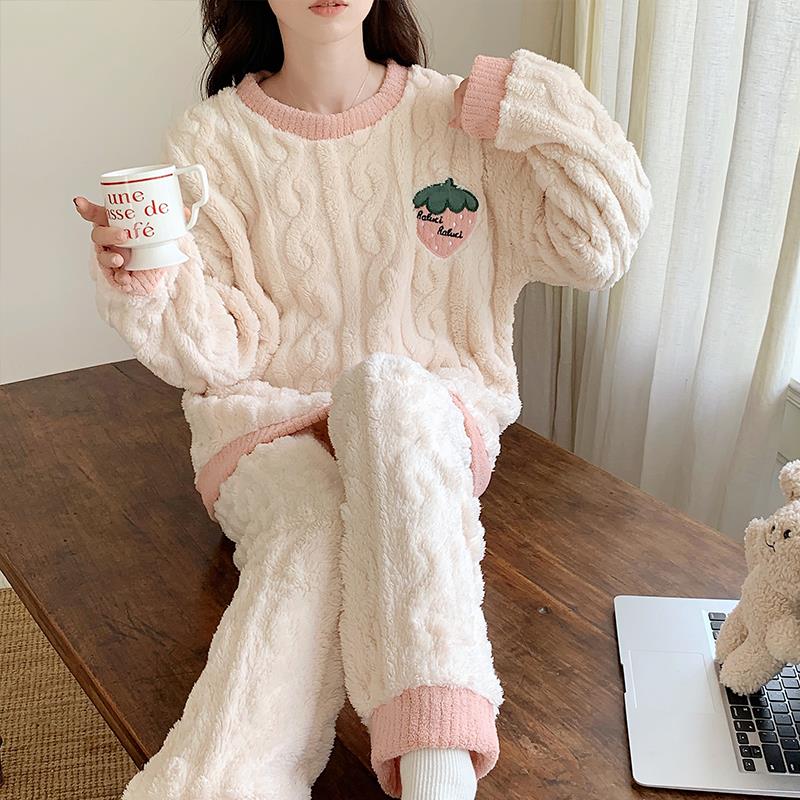 睡衣冬季女款珊瑚绒加厚保暖长袖宽松可爱草莓法兰绒家居服两件套