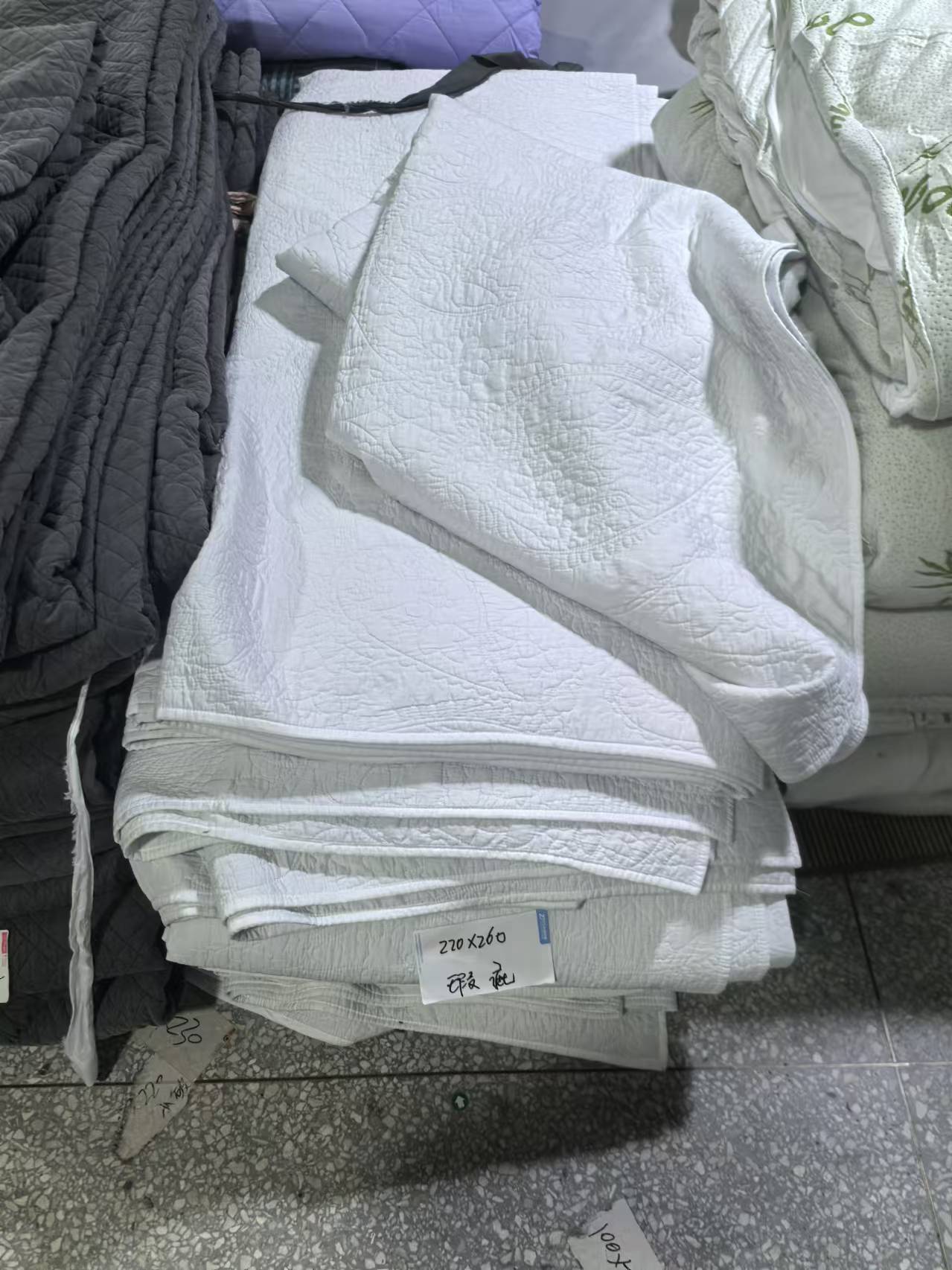 《厚广家》3楼220×260白色超软水洗棉绗缝化纤床盖 发1张5斤瑕疵