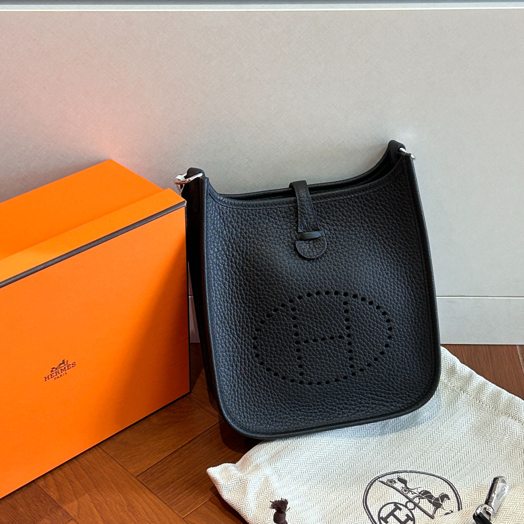 未使用 Hermes/爱马仕 伊芙琳16 黑银mini W刻盒子尘袋单肩包