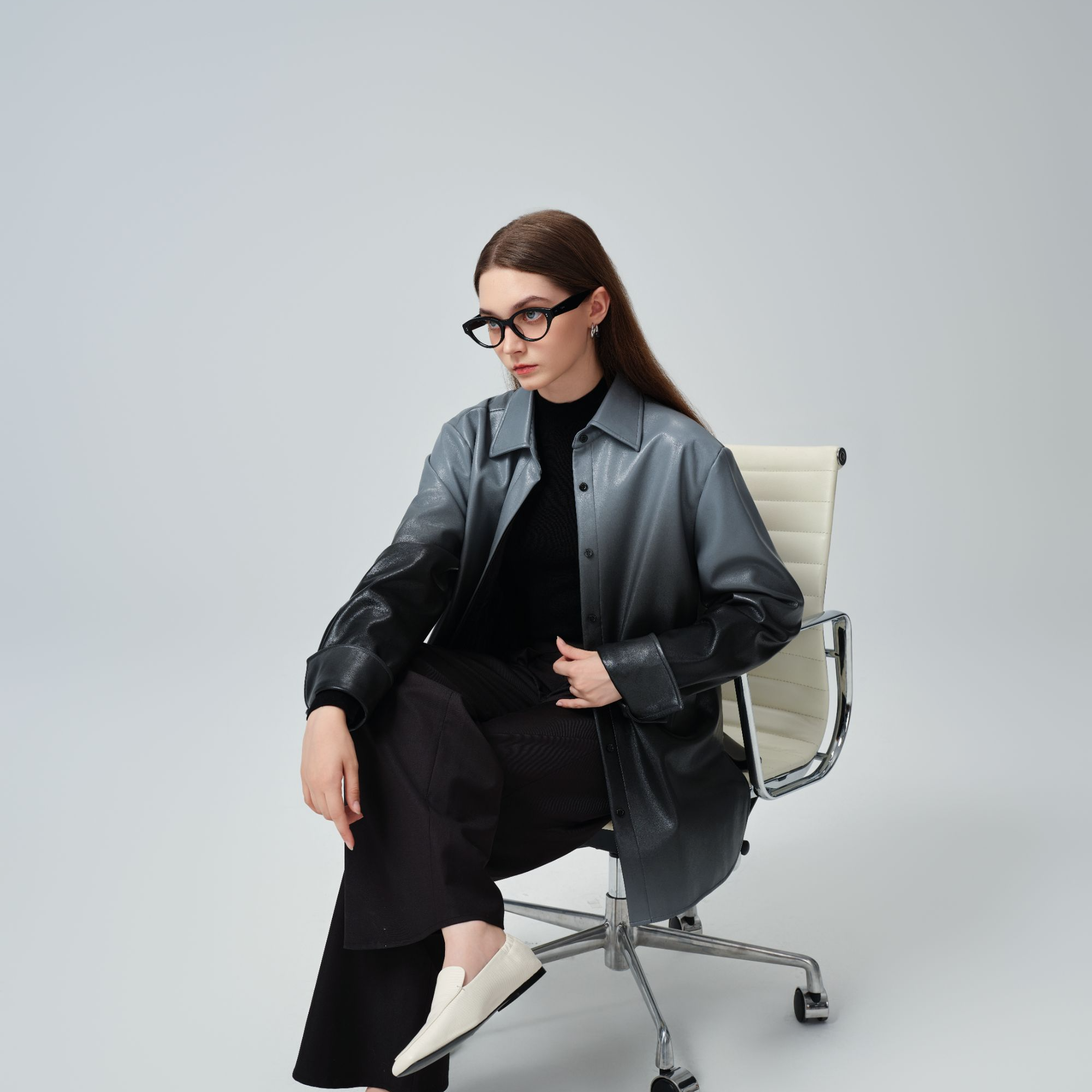 JENDES经典微落肩设计渐变灰黑皮衬衫女高级感气质佰搭上衣