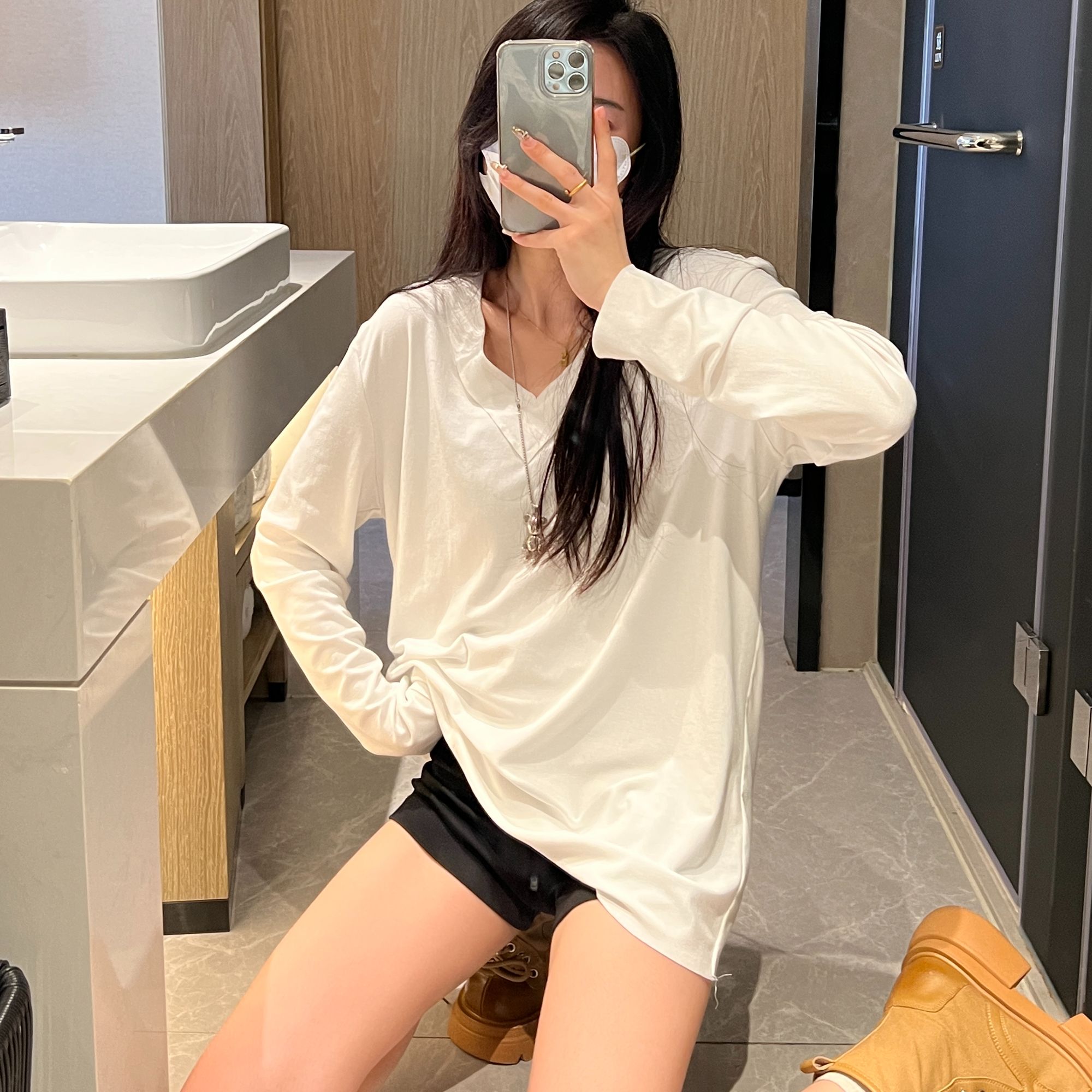 20241秋季V领T恤女时尚低龄长袖大领保暖口打底上衣纯色
