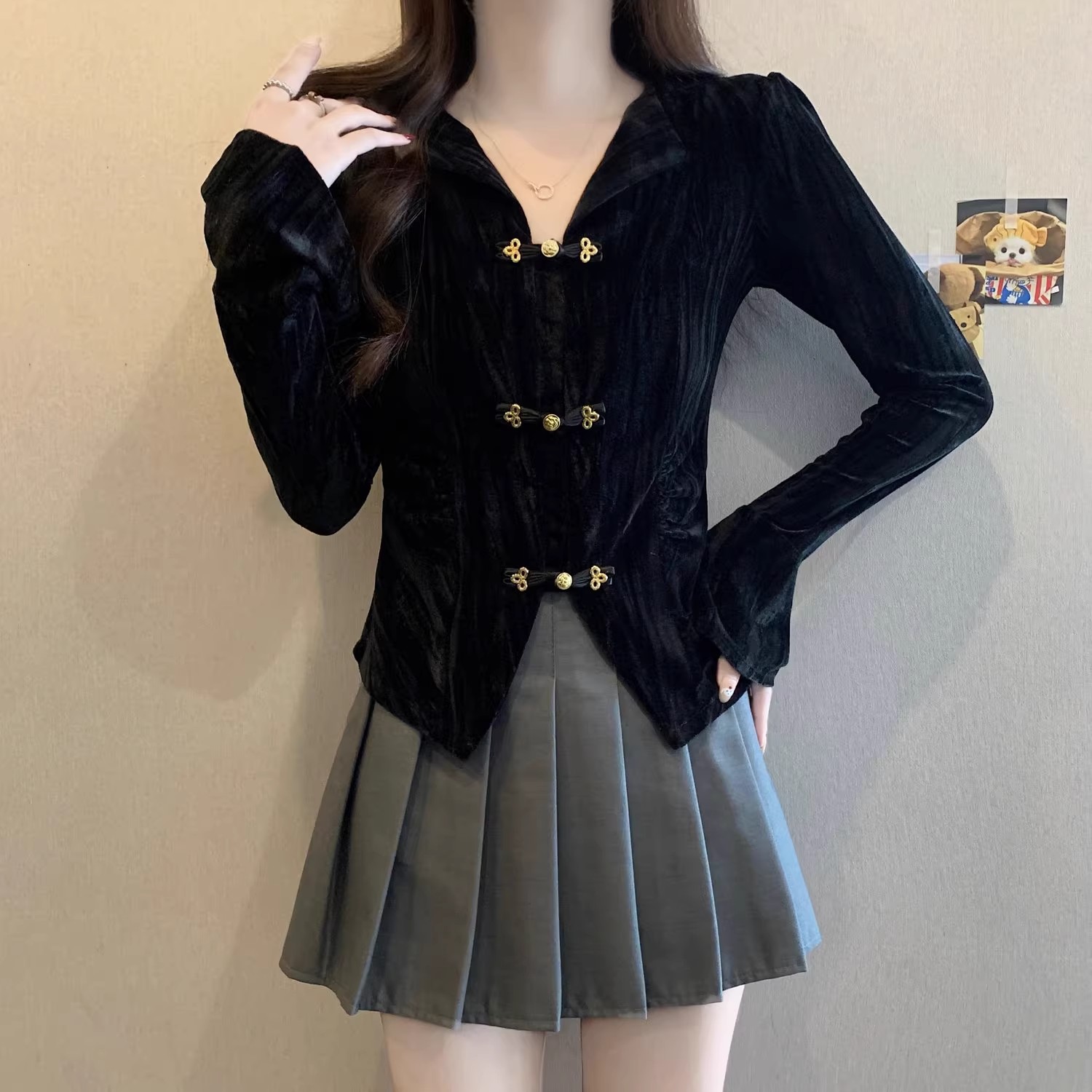 微胖妹妹大码黑色金丝绒长袖衬衫女秋冬新款气质收腰显瘦V领上衣