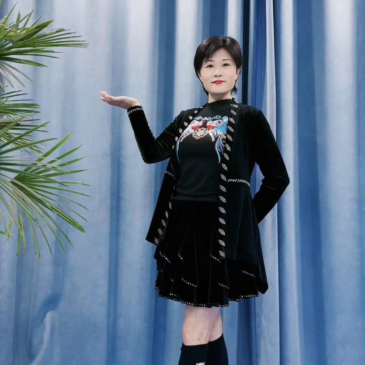 广场舞服装2023秋冬新款加厚黑色外披烫钻外套外穿高端舞蹈服女