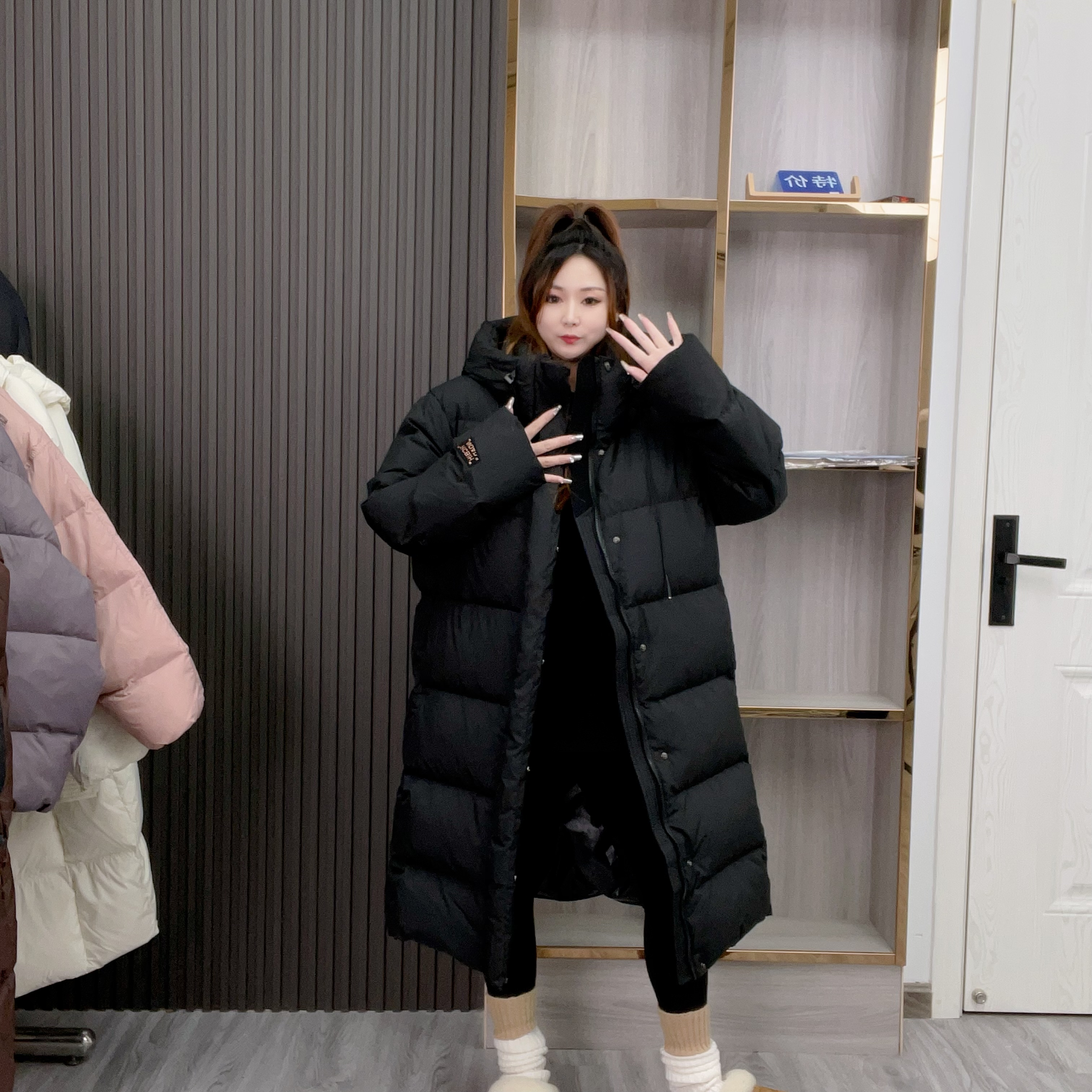 黑色长款过膝出色羽绒服韩版情侣款休闲百搭黑长羽绒服连帽宽松