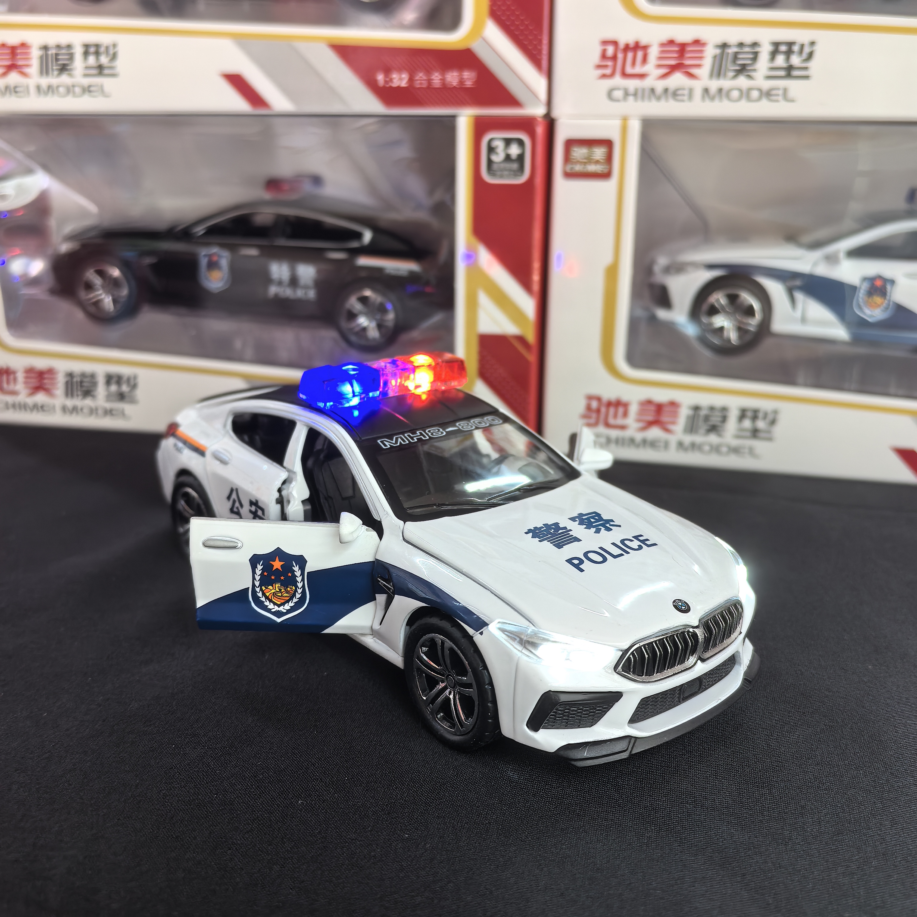 1:32合金宝马M8警车灯光音效四开门回力前进精致合金警车模型玩具