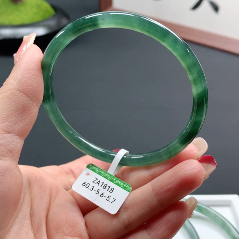 【闪购商品】翡翠手镯未镶嵌即****。