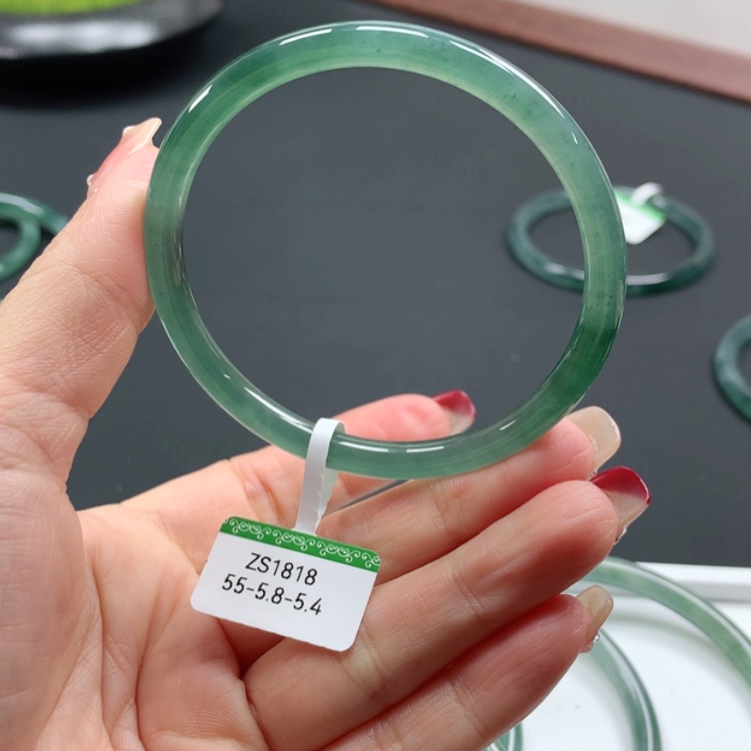【闪购商品】翡翠手镯未镶嵌奶**子