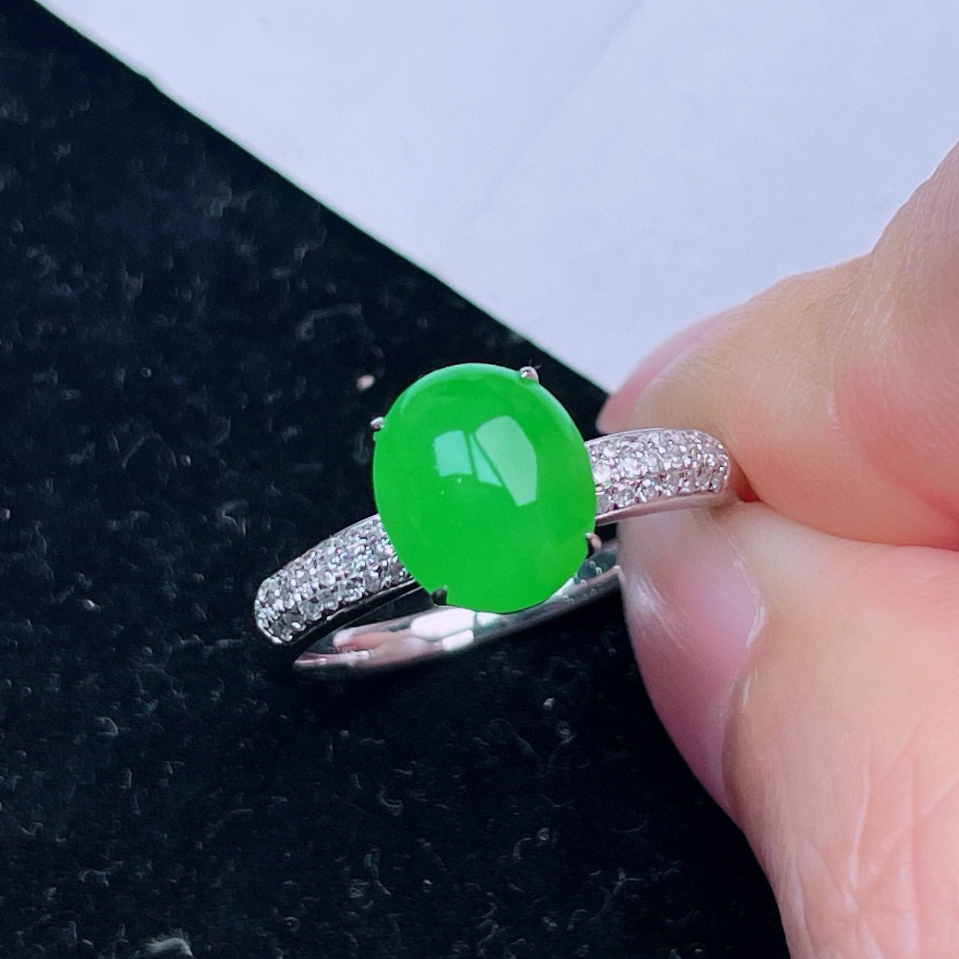 18k金镶嵌蛋面戒指，满绿色蛋面，圈口15#。尺寸9-7.6-8.6mm