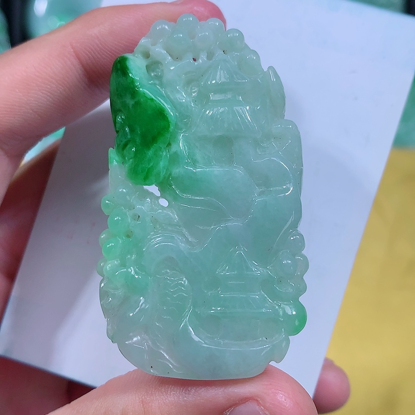 天然A货缅甸翡翠飘绿山水牌吊坠，照片左滑看尺寸