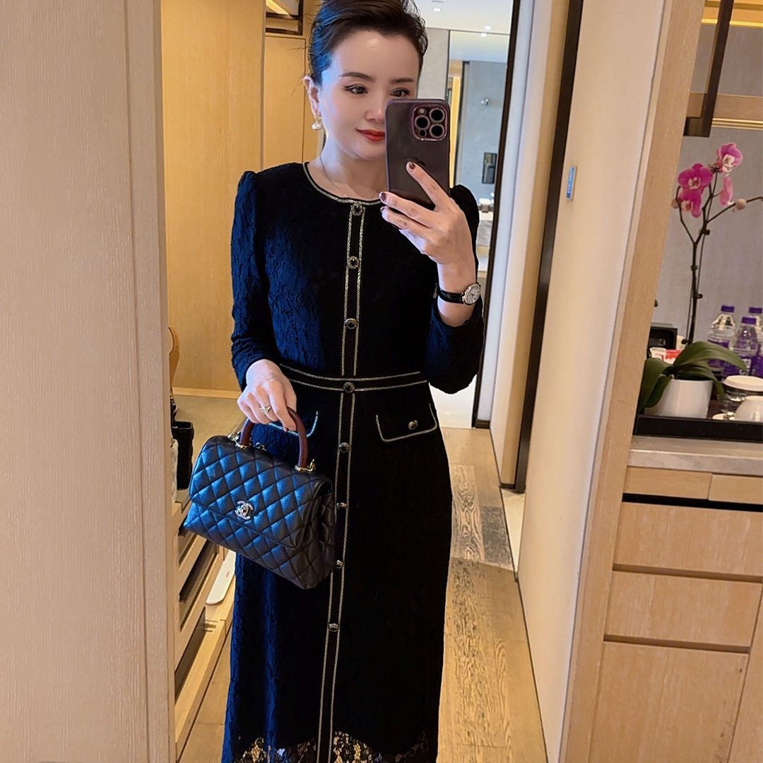 唯伊公馆秋季新款轻奢名媛蕾丝拼接通勤街头圆领修身连衣裙98502