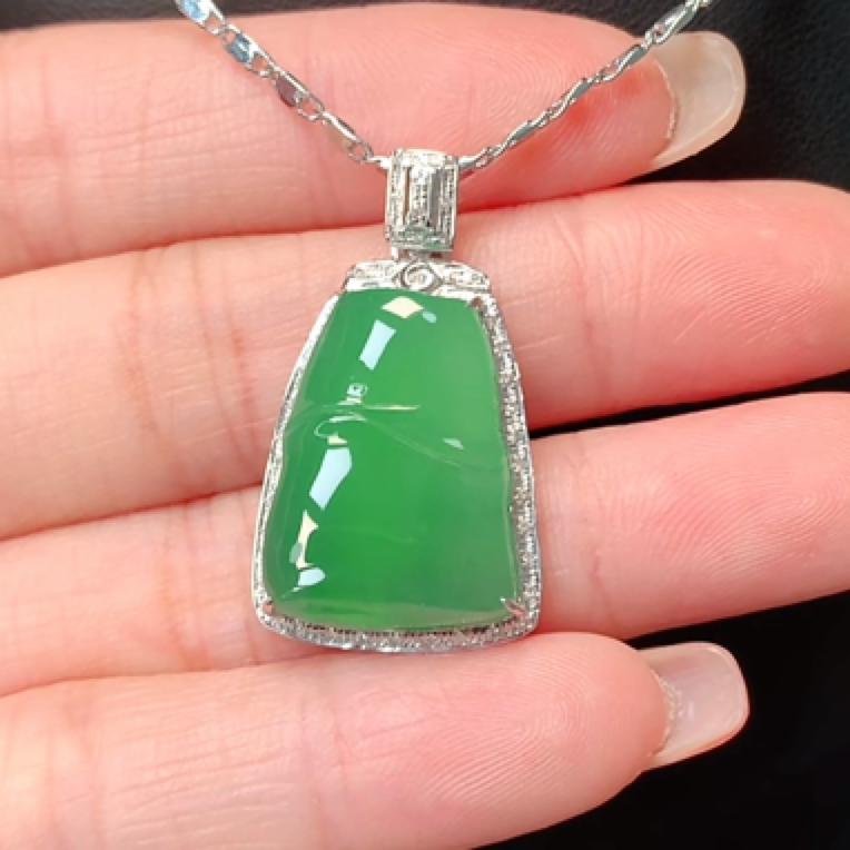 天然翡翠吊坠18k金镶嵌