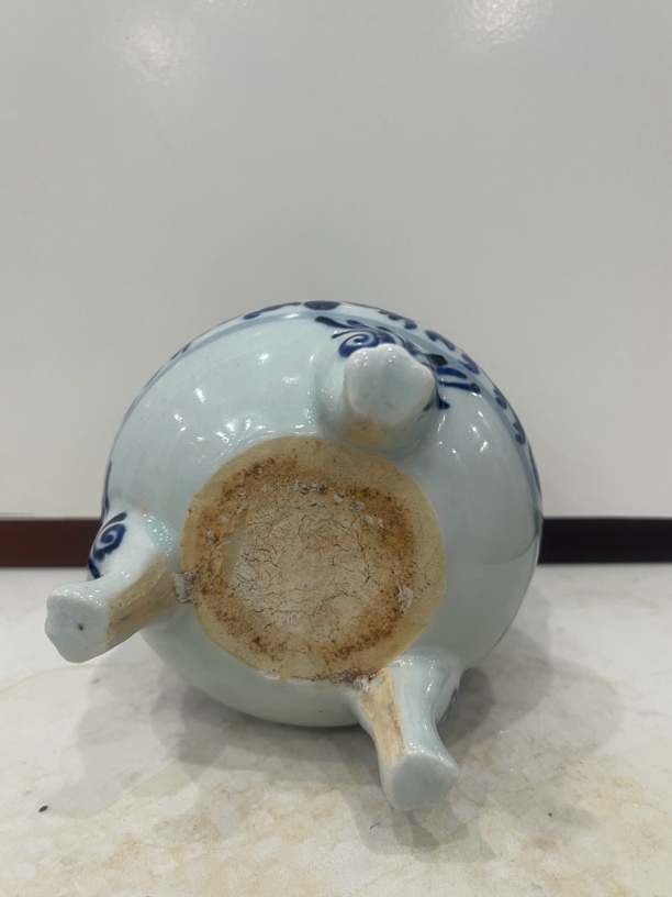 纯手工青花缠枝牡丹图案双耳三足香炉