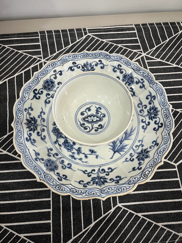 青花松竹梅茶托盏，青花花色浓淡均匀，宝光由内透外