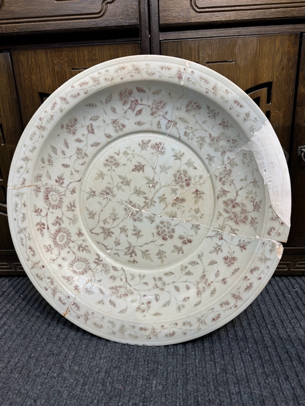 修复件大盘**老物件釉里红缠枝花卉图案