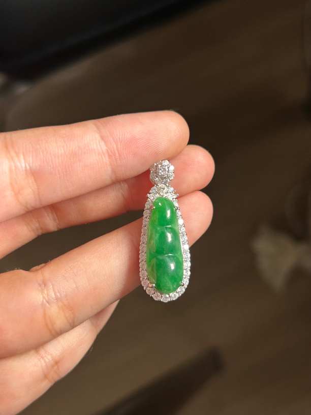899辣绿福豆吊坠缅甸翡翠