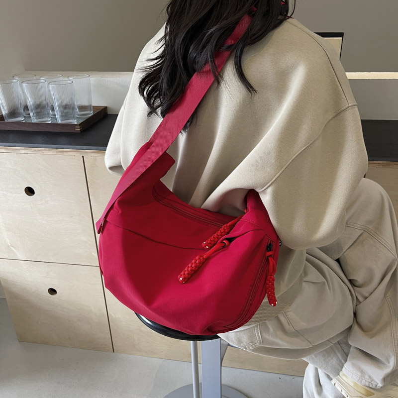 大容量秋冬防水时尚百搭小众洋尼龙休闲运动风单肩腋下斜挎包春夏