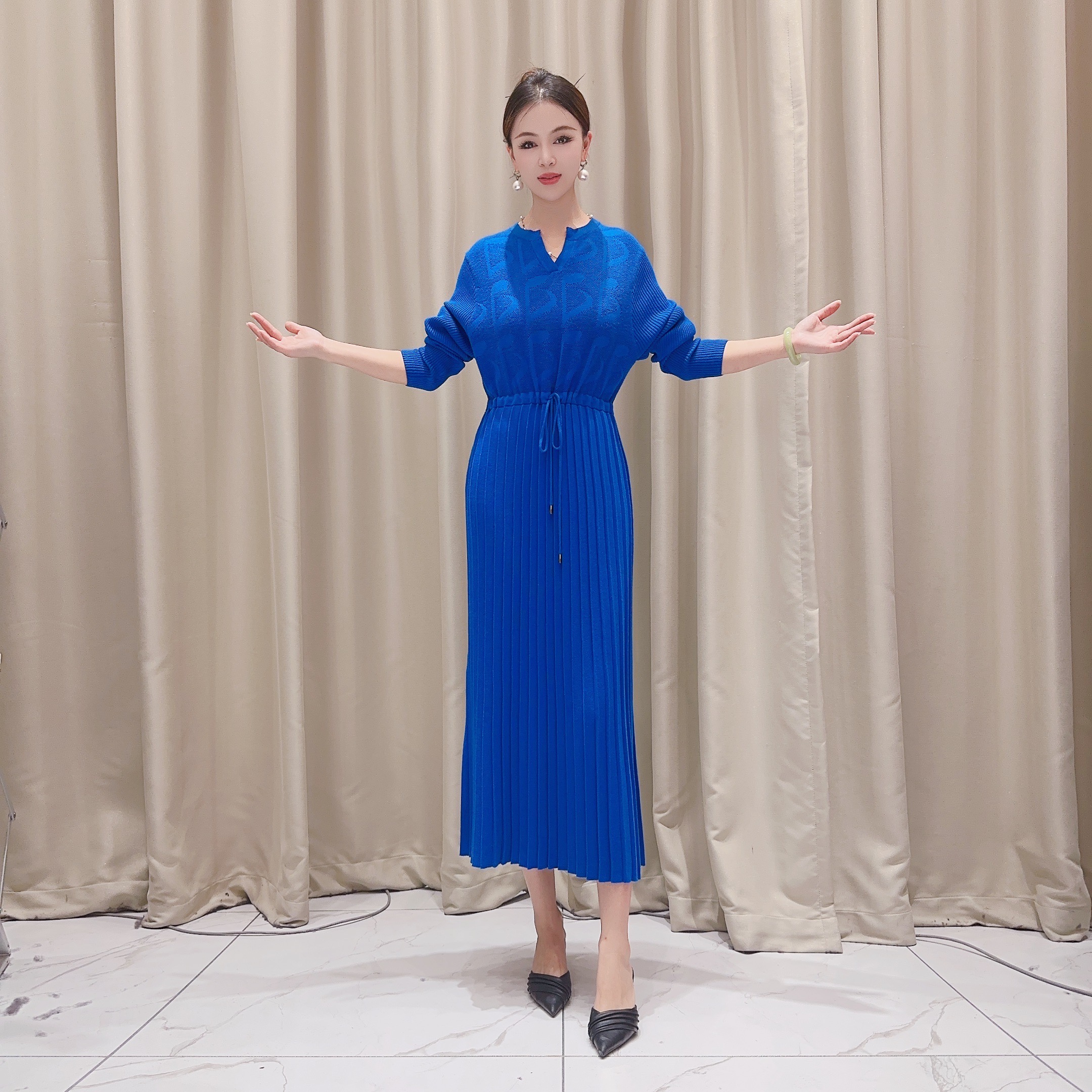 5471宝石蓝气质设计师秋冬长款提花轻奢针织连衣裙显瘦时尚收腰