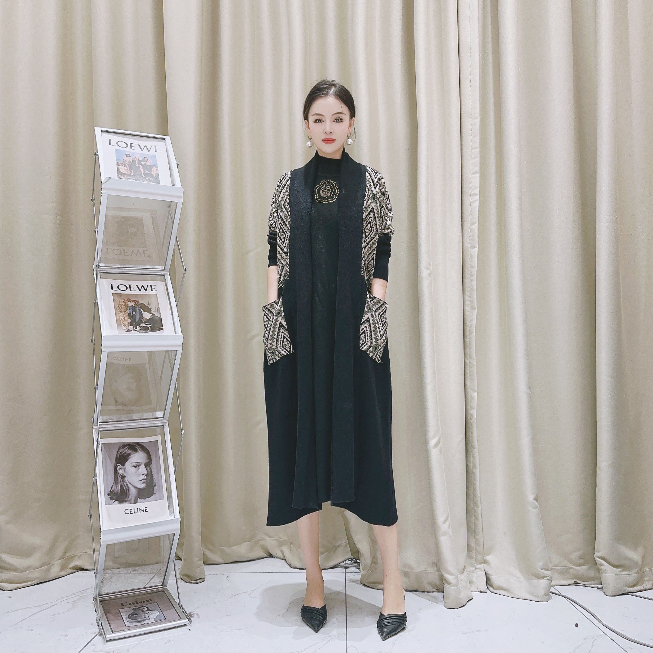 5780黑白配色花窗气质女士设计师秋冬长款轻奢宽松针织开衫