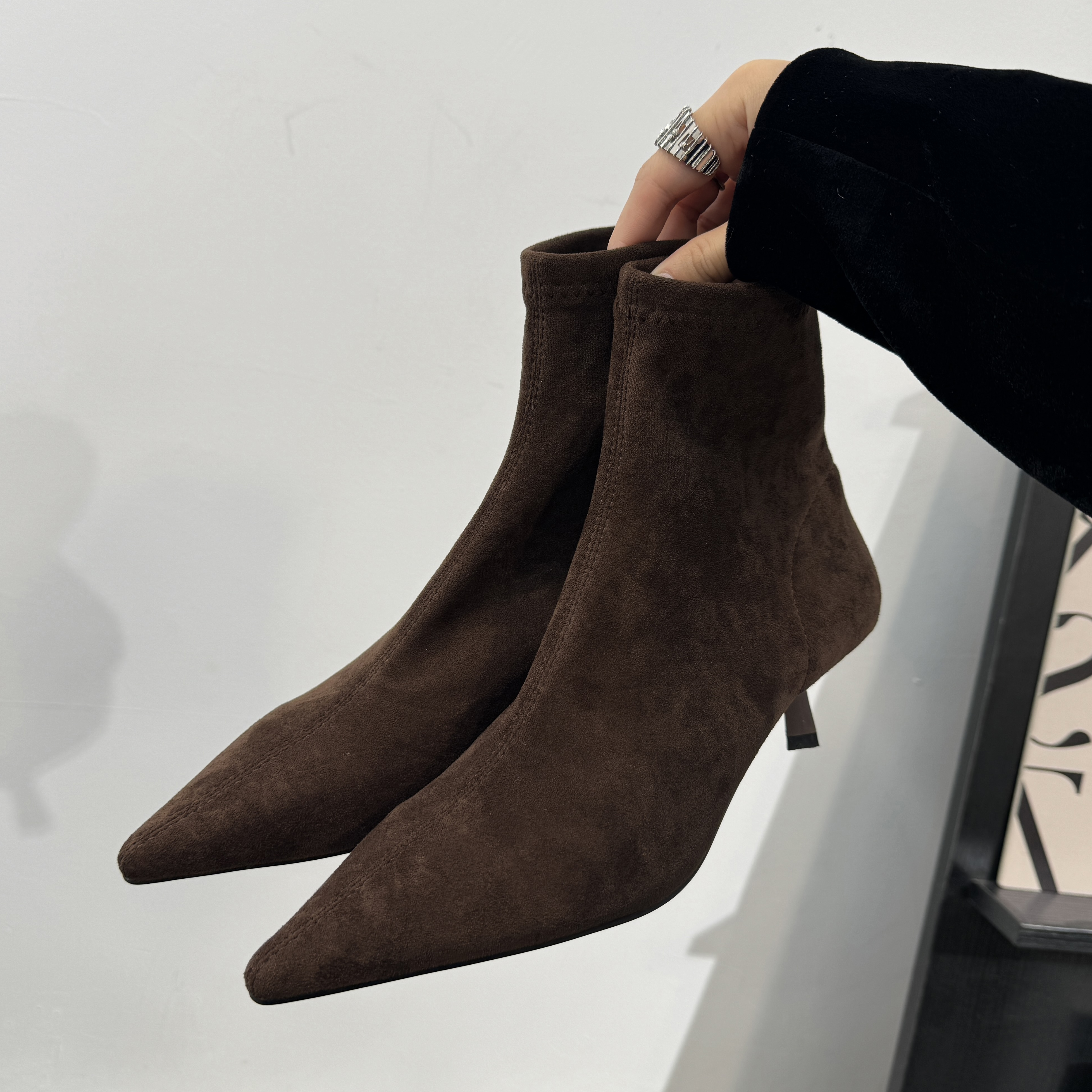 小猫跟尖头绒面短靴女2025秋冬气质细跟加绒裸靴套筒弹力瘦瘦靴子