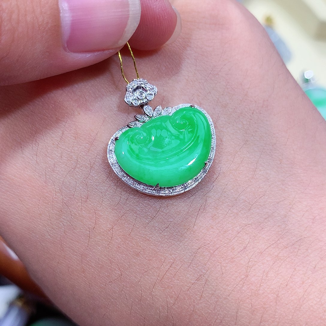 翡翠吊坠(赠链)18K金镶嵌