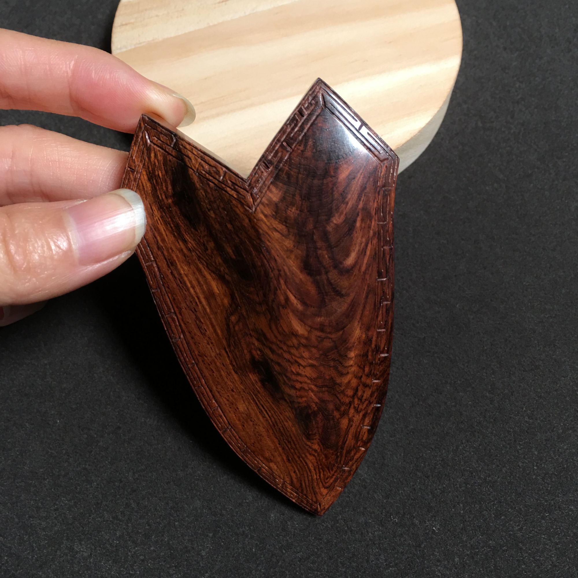 【一物一拍】AMS003海黄紫油梨多彩盾牌把件