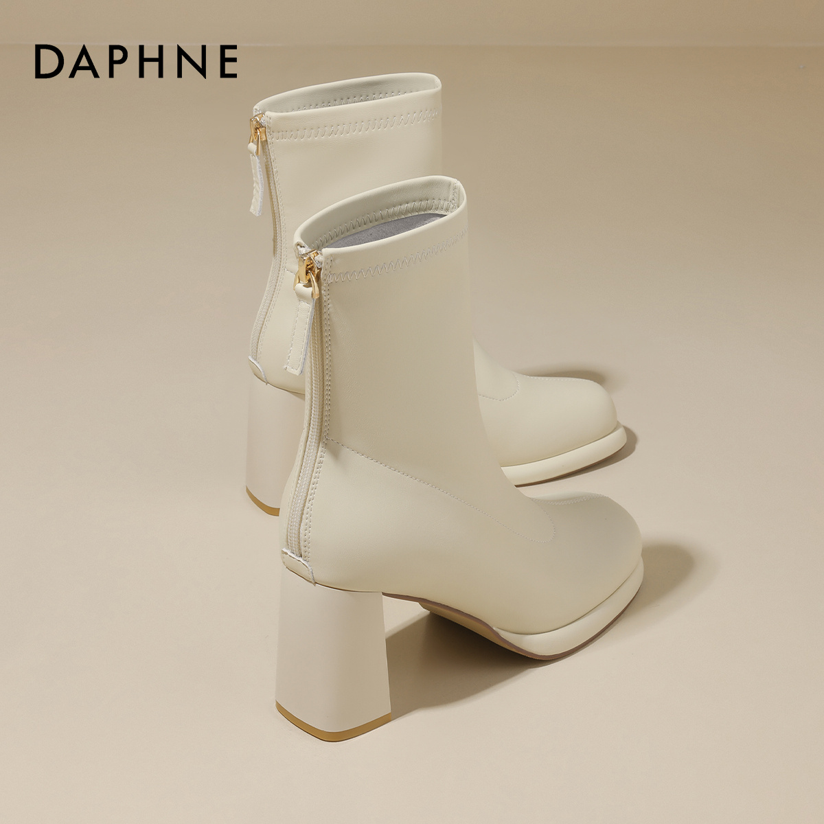达芙妮超高跟白色短靴女2025新款春秋瘦瘦气质单靴配裙子粗跟踝靴