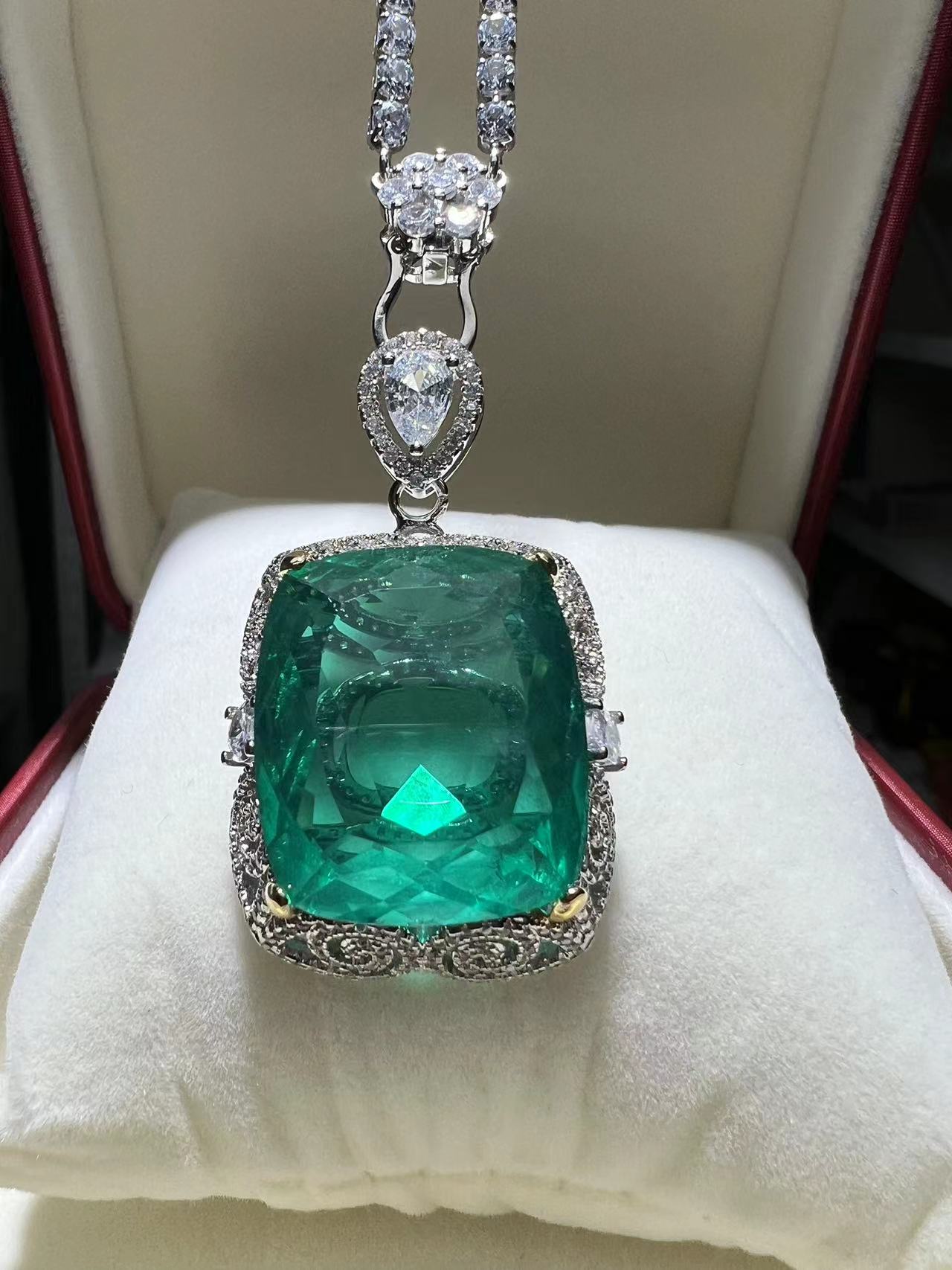 【臻品典藏】镂空雕刻豪镶款绿色宝石吊坠YY507