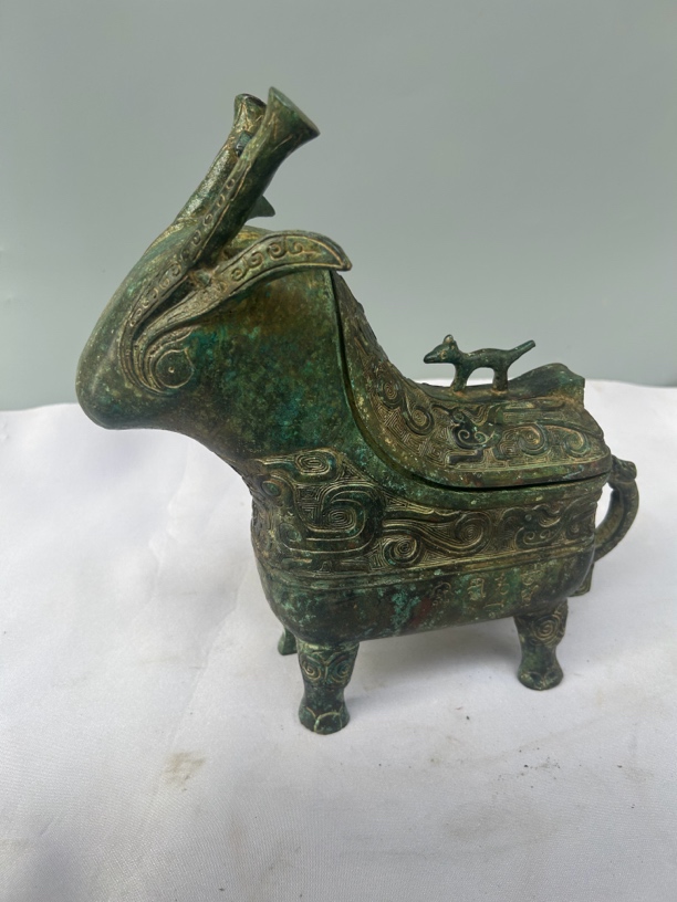 铜器。    鹿尊酒器